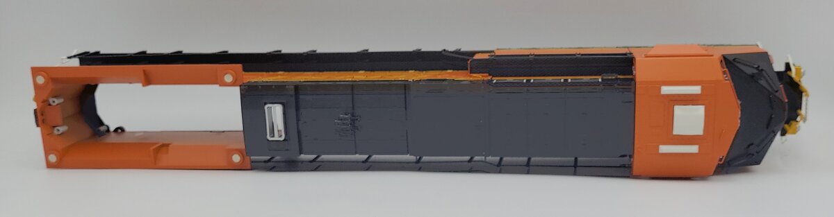 Lionel 82205-2 BNSF 'Golden Swoosh' ES44AC Diesel Locomotive Body Shell #7695