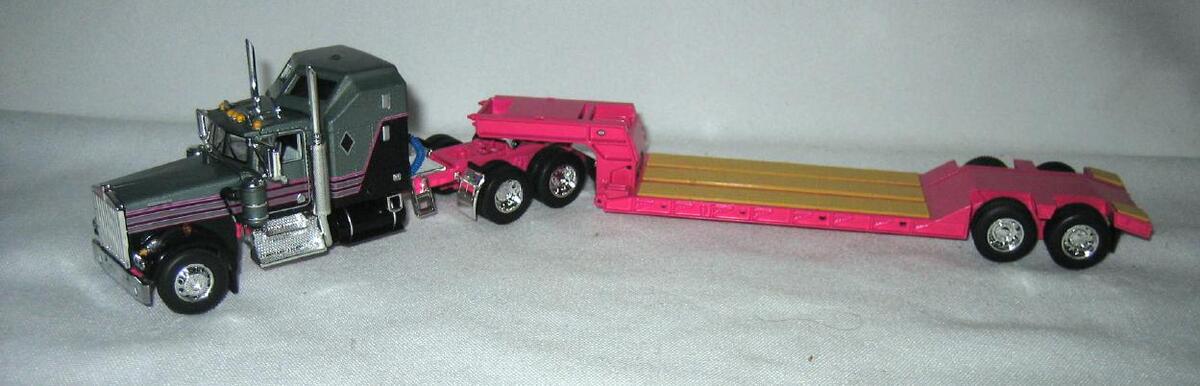 First Gear 60-1313 1:64 Kenworth W900A w/Sleeper & Rogers Lowboy - Pink