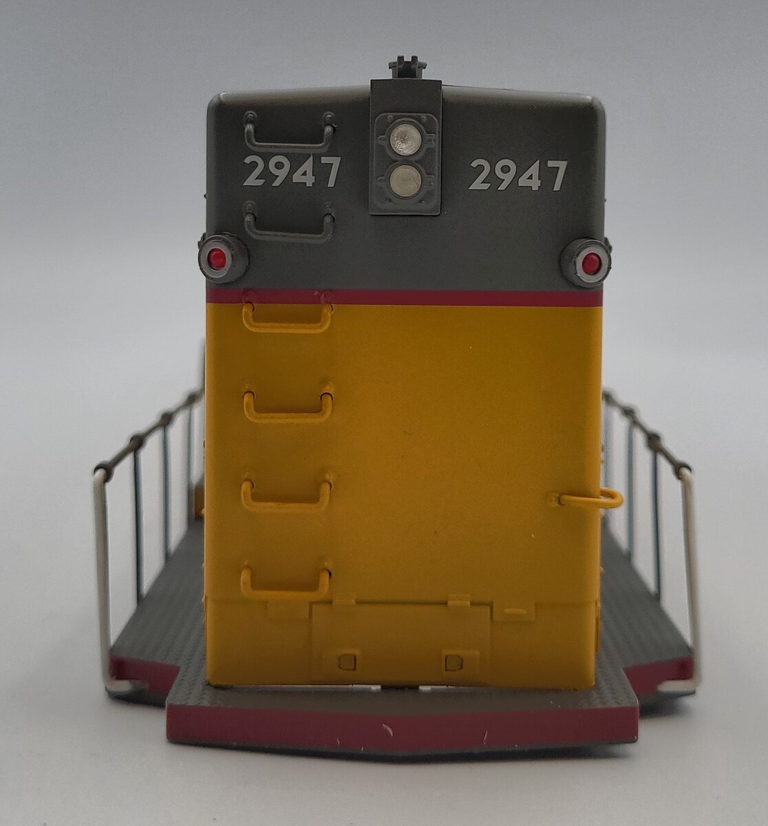 Lionel 38938-2 Union Pacific Unpowered SD40T-2 Diesel Locomotive Shell #2947