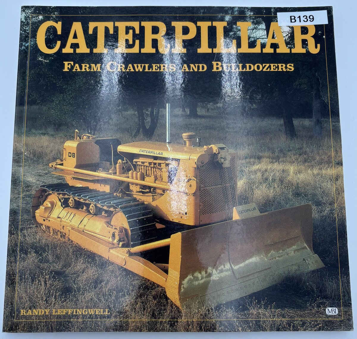 Motor Books International 307441 Caterpillar Farm Crawlers & Bulldozers