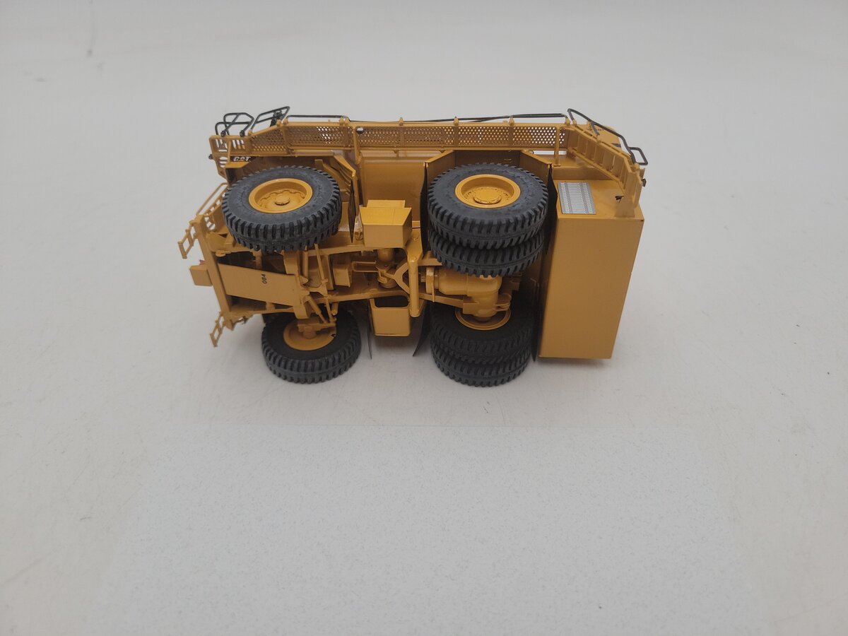 CCM 30020 1:87 Scale Cat KFL-777D Fuel & Lube Truck Limited Edition #084 / 250 LN/Box
