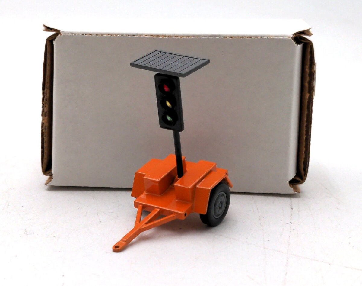 MB Models MBM-075 1:50 Portable Solar Traffic Light