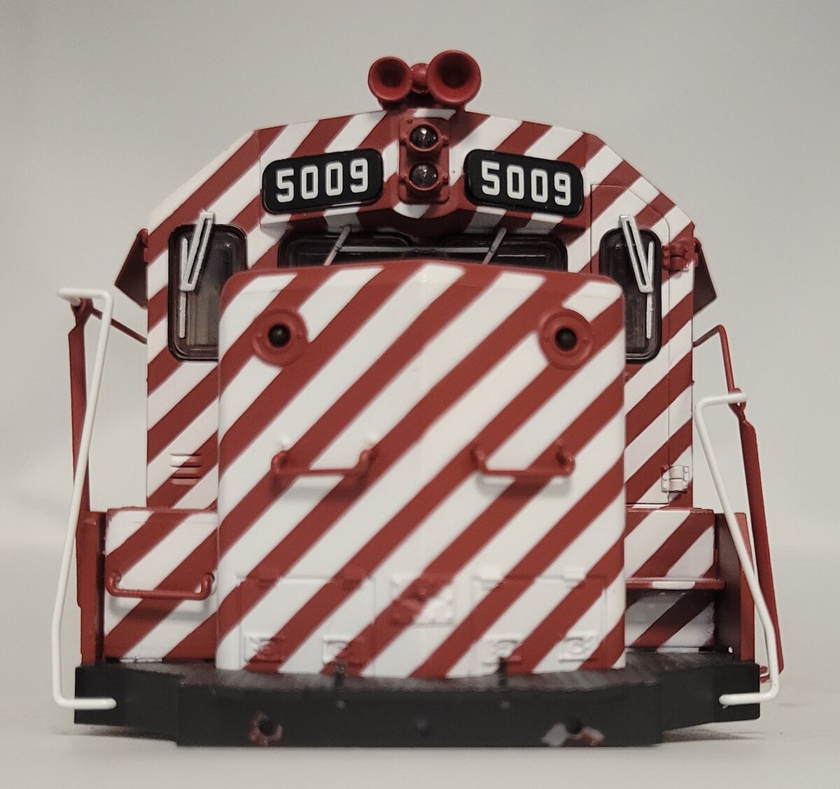 Lionel 39558-2 Canadian Pacific Rail GP-35 Diesel Locomotive Shell #5009