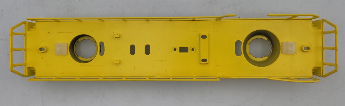 American Flyer 48095-758 Yellow Ringling Bros. Barnum & Bailey GP-9 Diesel Frame