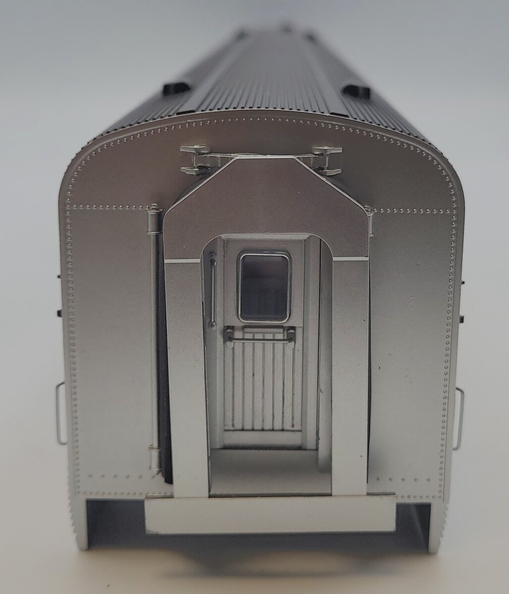 Lionel 82588-2 Chesapeake & Ohio 21" Streamlined Passenger Car Body Shell #1400