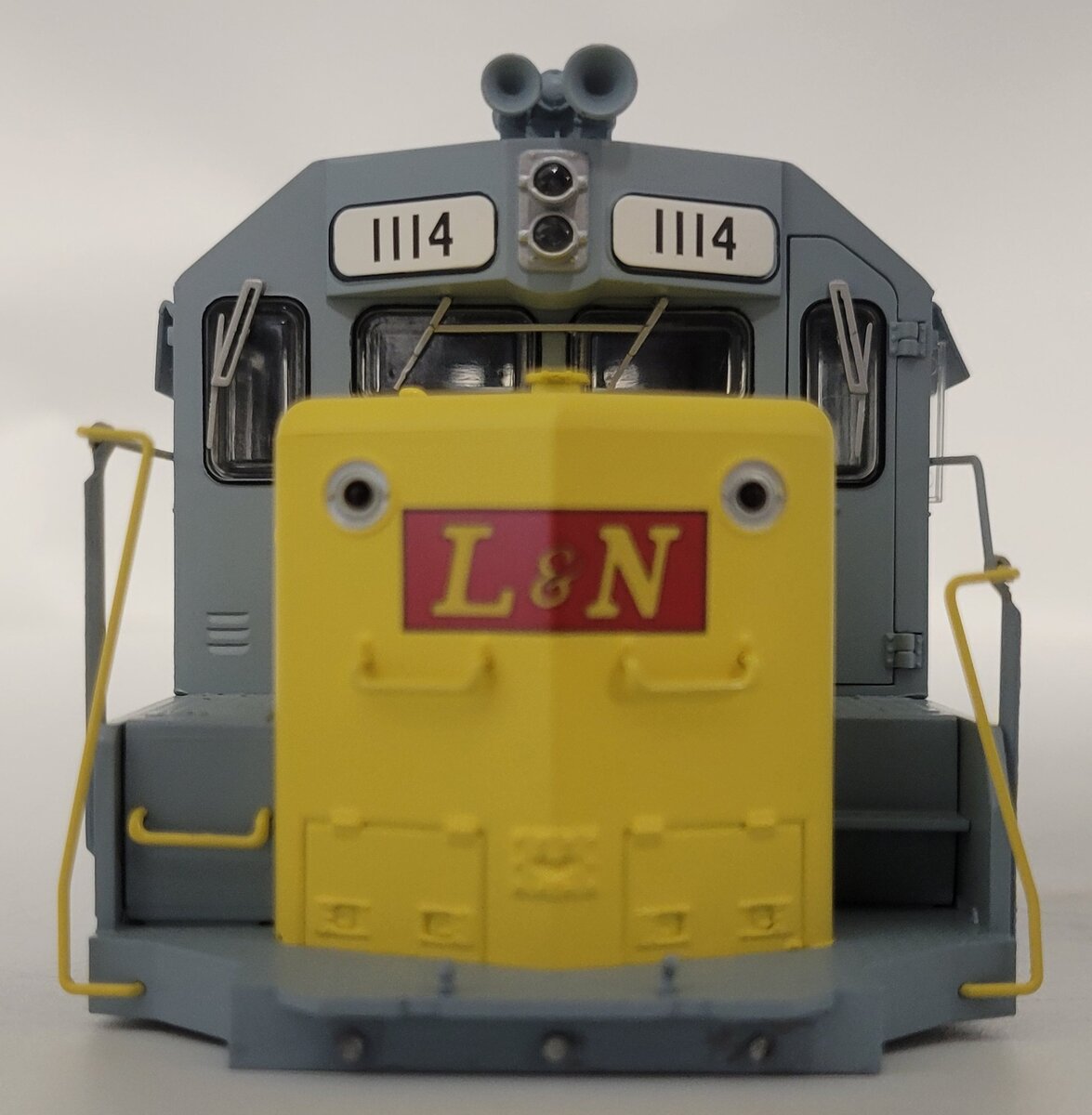 Lionel 38867-2 Louisville and Nashville GP-35 Diesel Locomotive Shell #1114