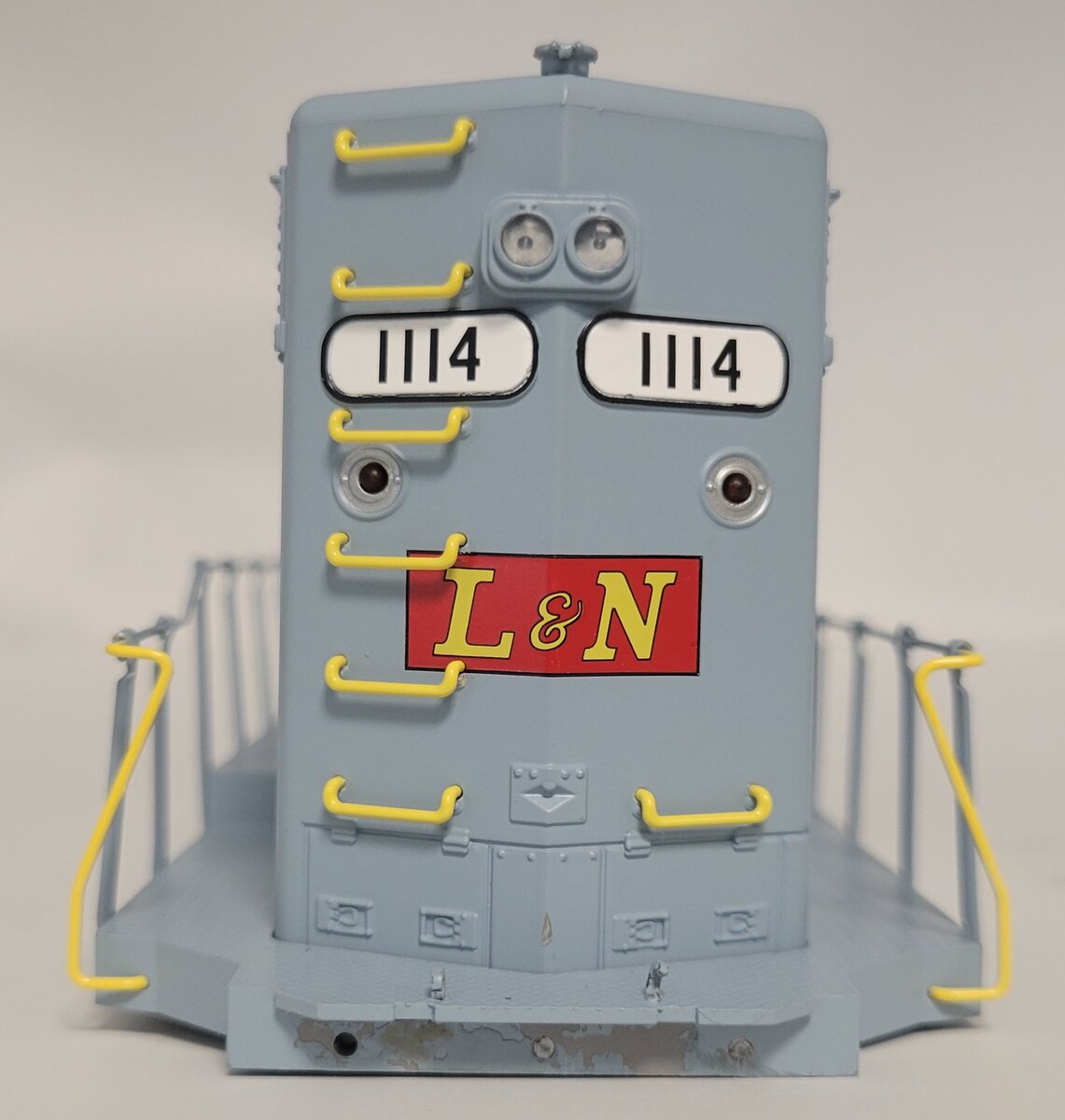 Lionel 38867-2 Louisville and Nashville GP-35 Diesel Locomotive Shell #1114