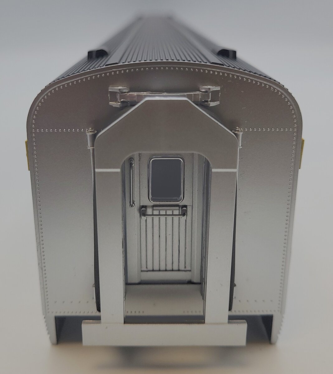 Lionel 82585-2 Chesapeake & Ohio Streamlined Pullman Passenger Car Shell #2613