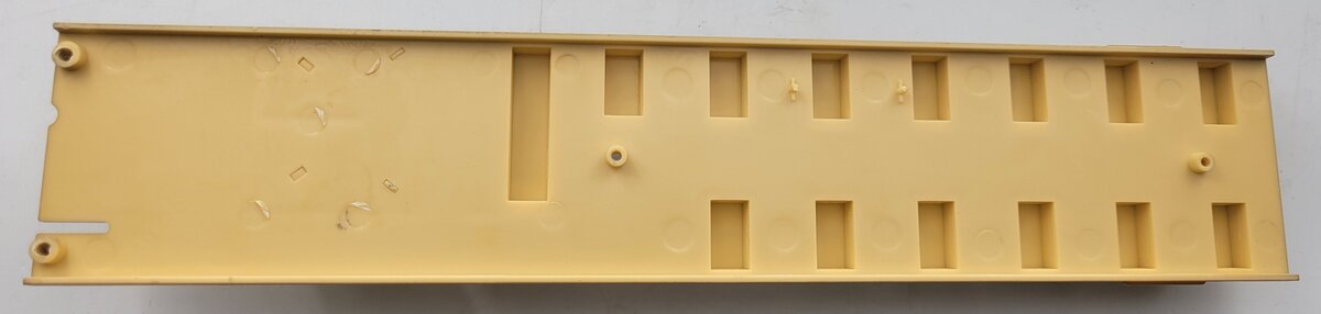 Lionel 82568-4 Tan Coach Car Interior Insert with Two Bathrooms