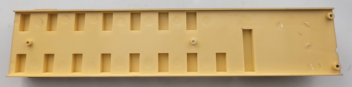 Lionel 82568-4 Tan Coach Car Interior Insert with One Bathroom