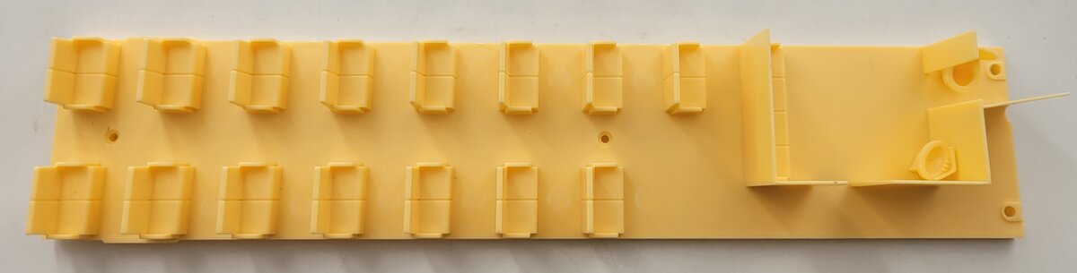 Lionel 82568-4 Tan Coach Car Interior Insert with One Bathroom