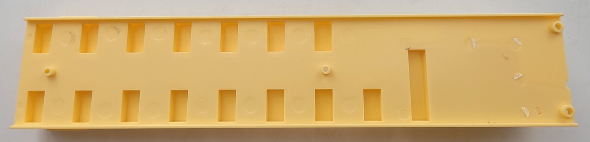 Lionel 82568-4 Tan Coach Car Interior Insert with One Bathroom