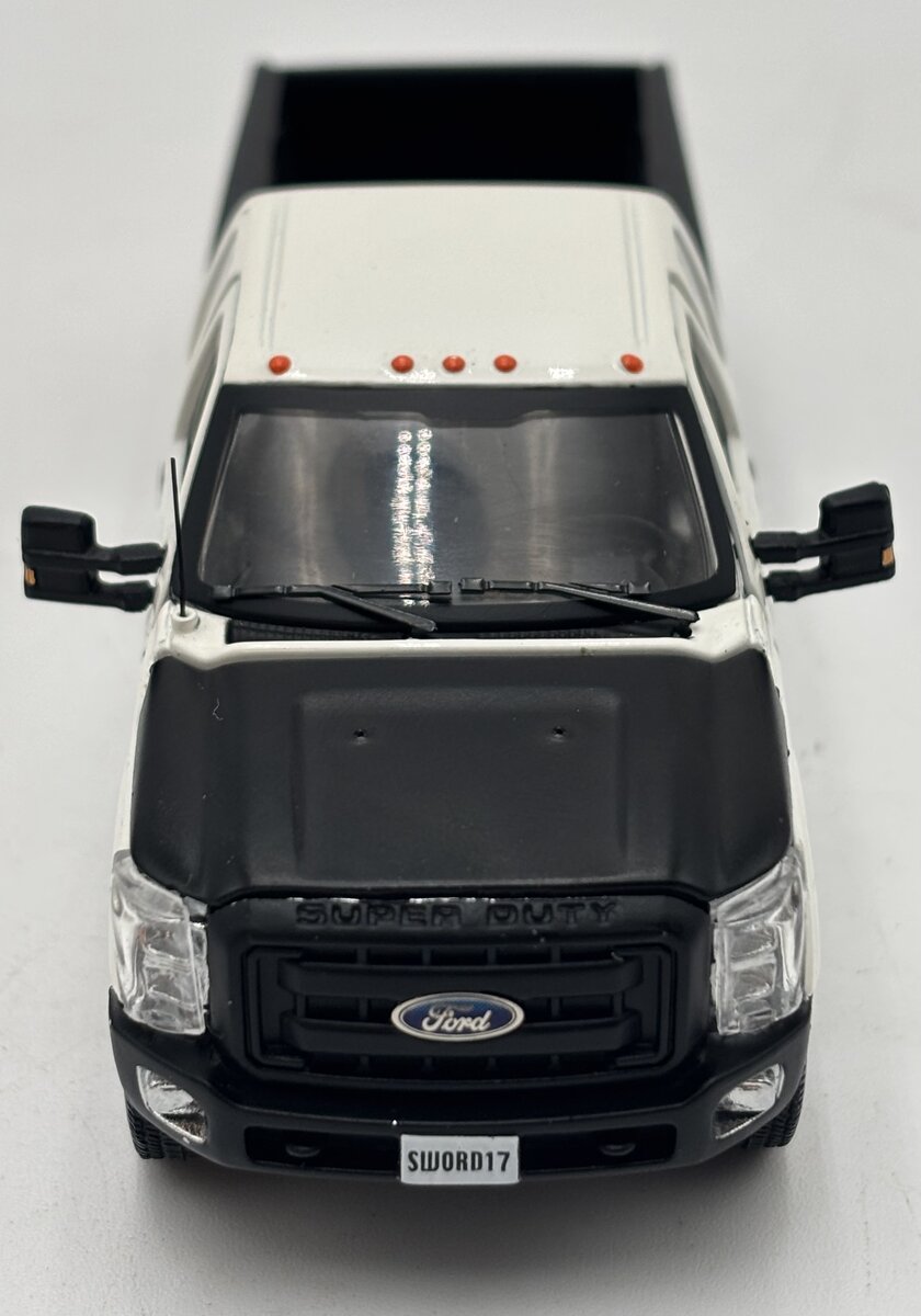 Sword Models 1:50 White 2016 Ford F-250-Black Hood/Black Grille