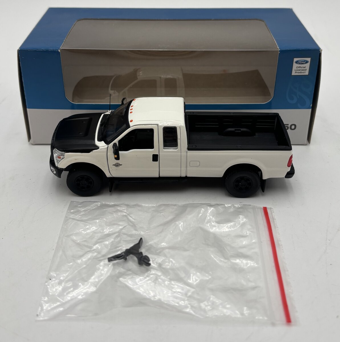 Sword Models 1:50 White 2016 Ford F-250-Black Hood/Black Grille