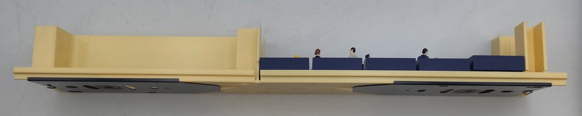 Lionel 39139-5 Streamlined Passenger Car Diner Car Interior