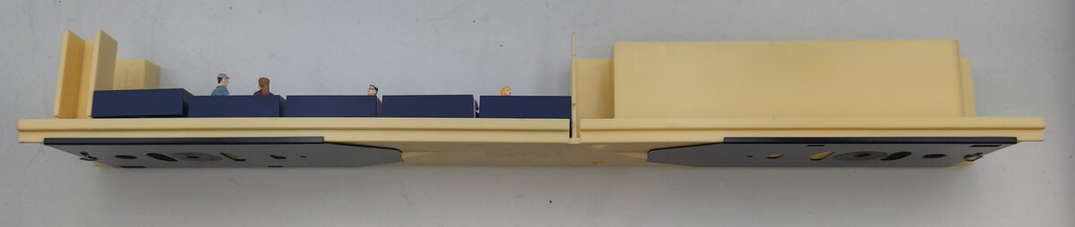 Lionel 39139-5 Streamlined Passenger Car Diner Car Interior