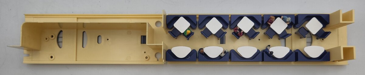 Lionel 39139-5 Streamlined Passenger Car Diner Car Interior