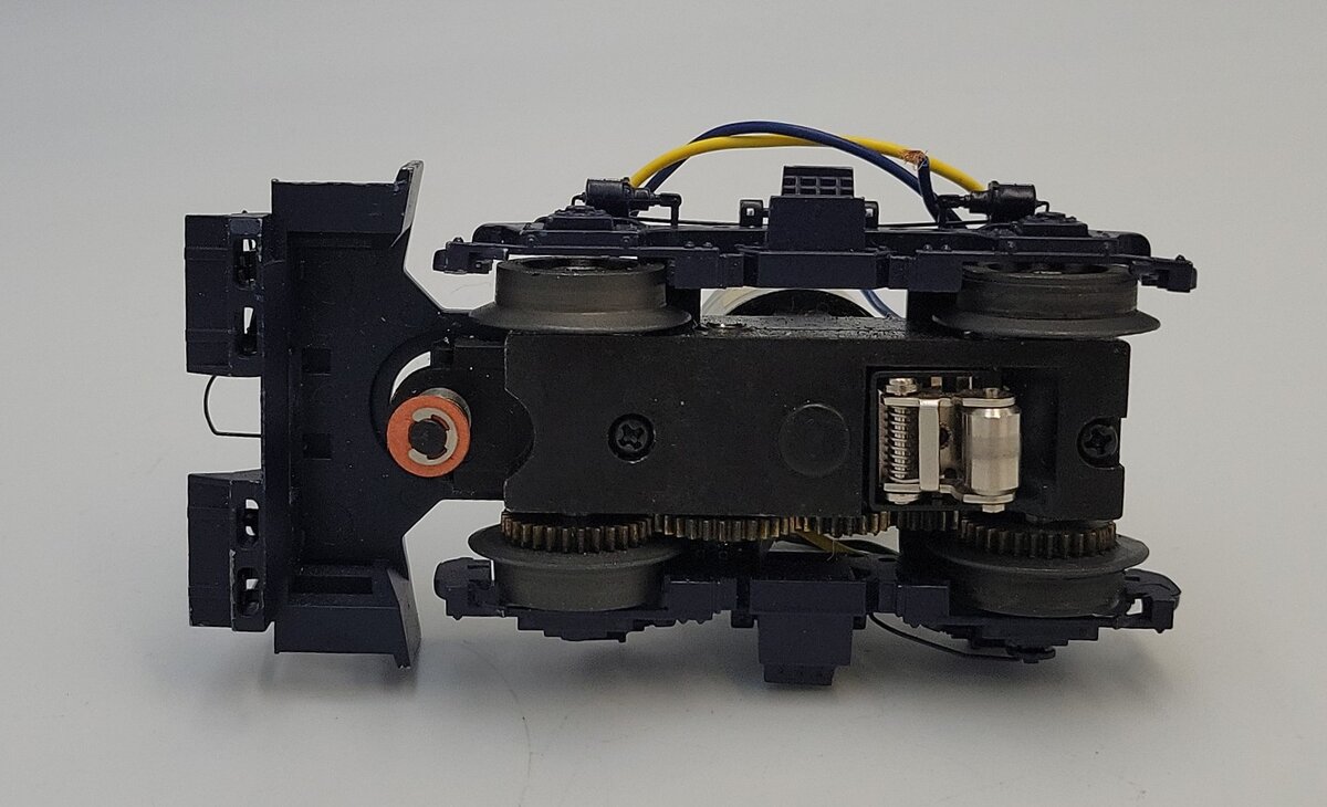 Lionel 28815-101 GP-30 DC Motor Truck Navy Blue Pilot and Truck Sideframes