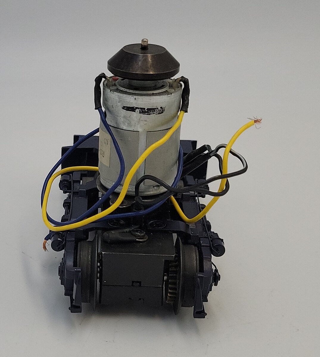 Lionel 28815-101 GP-30 DC Motor Truck Navy Blue Pilot and Truck Sideframes