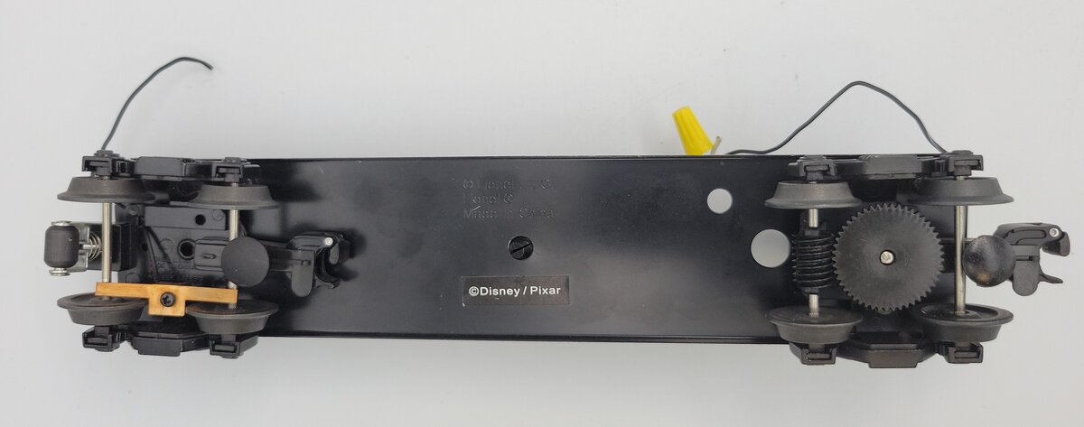 Lionel 36720-1 O Gauge Disney/Pixar Aquarium Frame w/ Operating Coupler Trucks