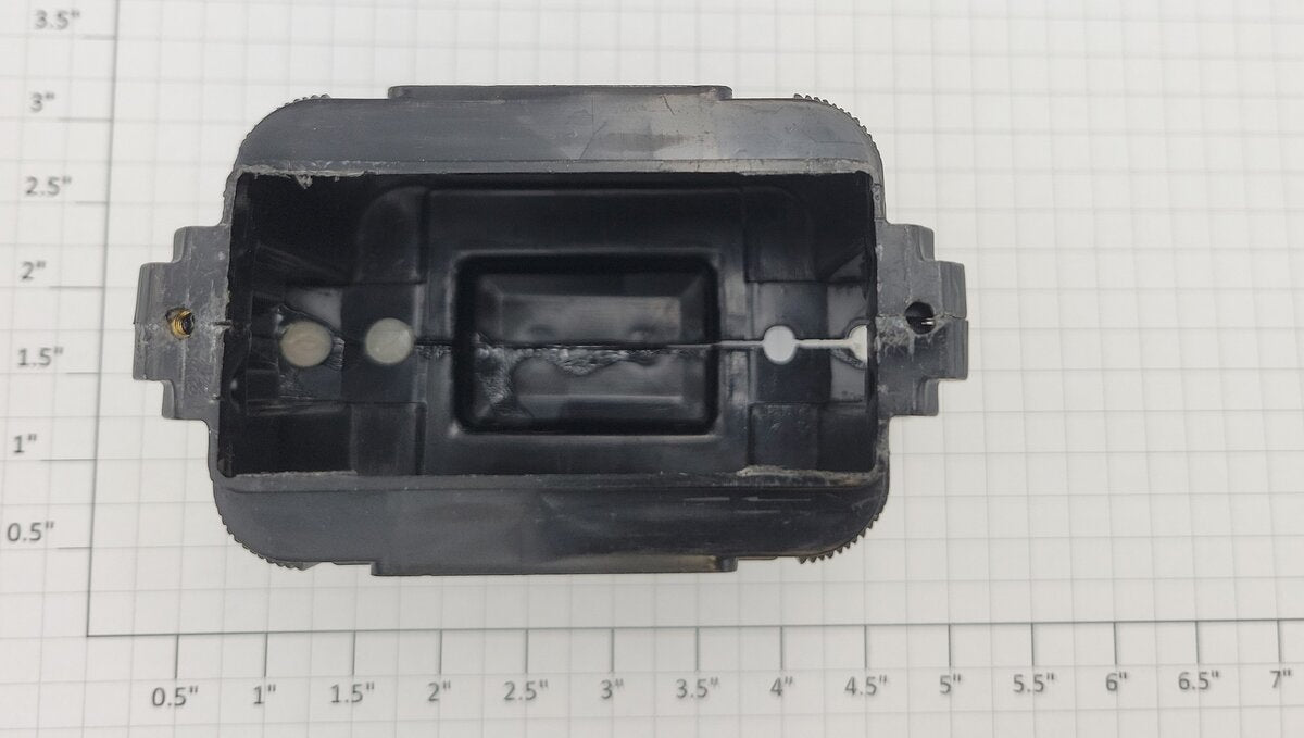 Lionel 6518-11 O Gauge Black Transformer with Broken / Missing Insulators