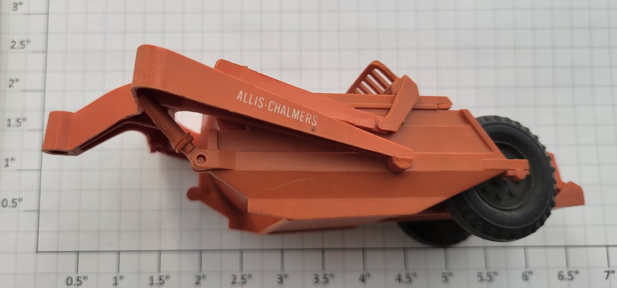Lionel 6817-90 Allis-Chalmers Orange Scraper Rear Pan Trailer
