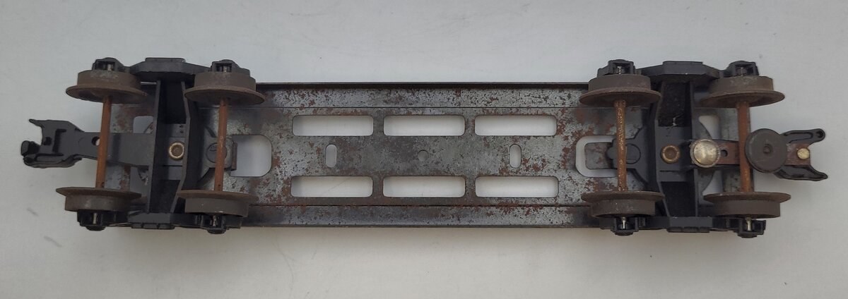 Lionel 6465-6 Tank Car Frame with 1 Non-Operating Coupler & 1 Broken Coupler