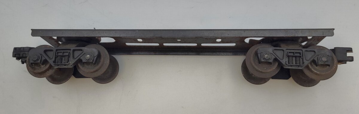 Lionel 6465-6 Tank Car Frame with 1 Non-Operating Coupler & 1 Broken Coupler