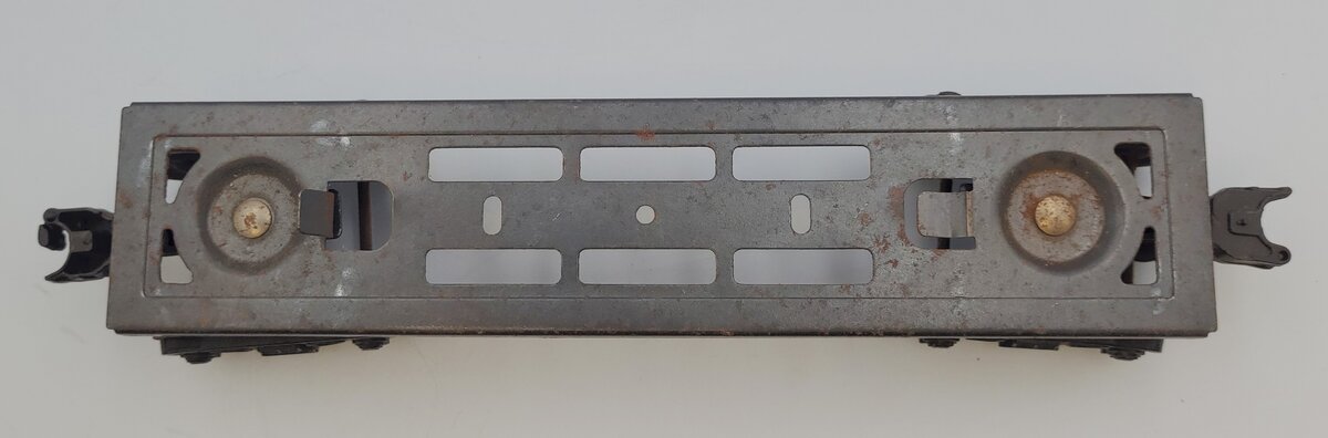 Lionel 6465-6 Tank Car Frame with 1 Non-Operating Coupler & 1 Broken Coupler