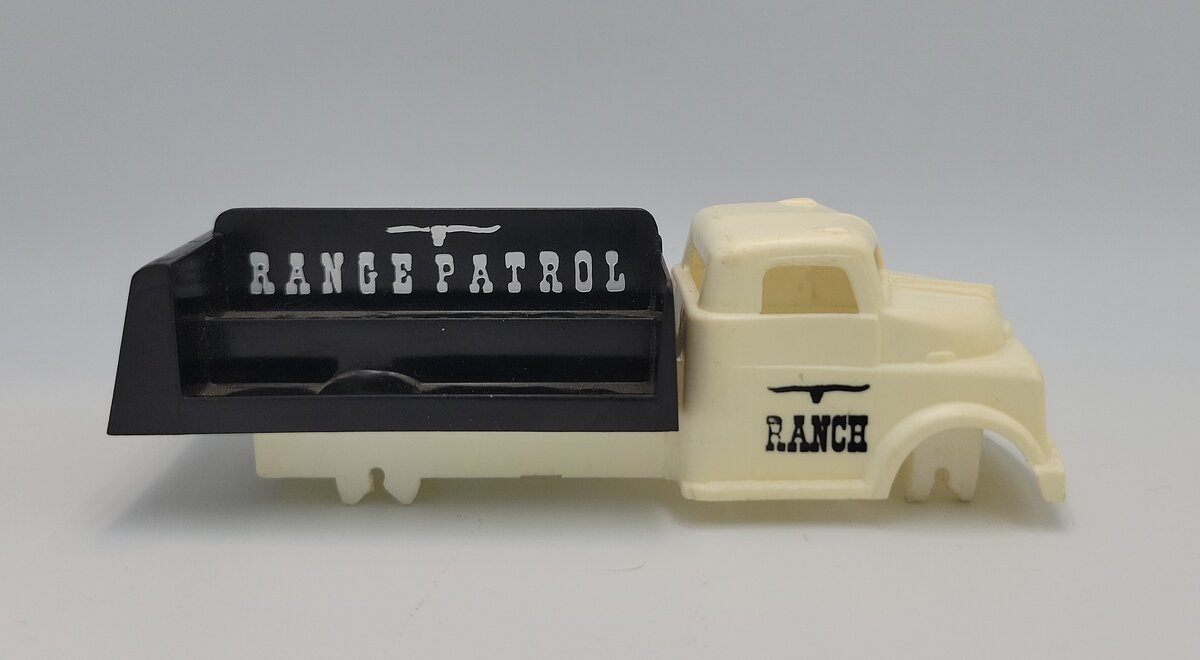 Lionel 6151-10 O Gauge Range Patrol Truck without Wheels