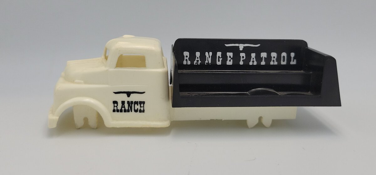 Lionel 6151-10 O Gauge Range Patrol Truck without Wheels
