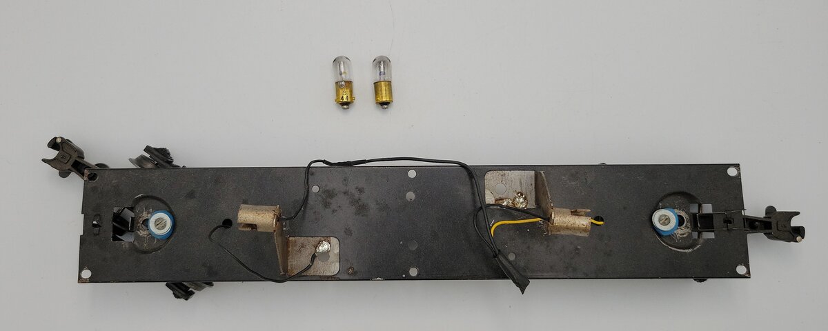 Lionel 2623-3 O Gauge Manhattan Passenger Car Frame w/ Trucks & Light Assembly