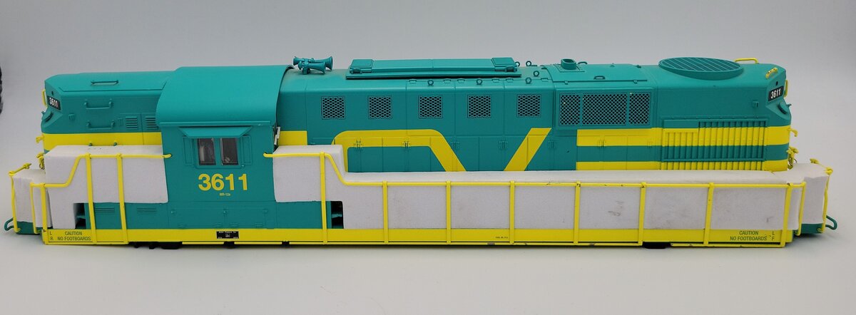 Lionel 1933022-1 O Gauge Legacy Central Vermont RS-11 Diesel Loco Shell #3611