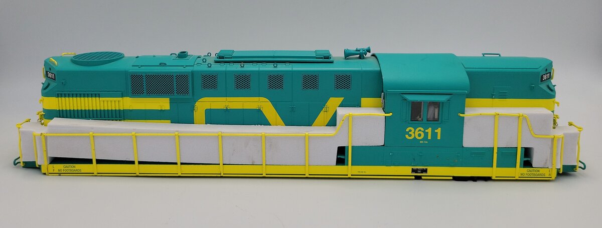 Lionel 1933022-1 O Gauge Legacy Central Vermont RS-11 Diesel Loco Shell #3611