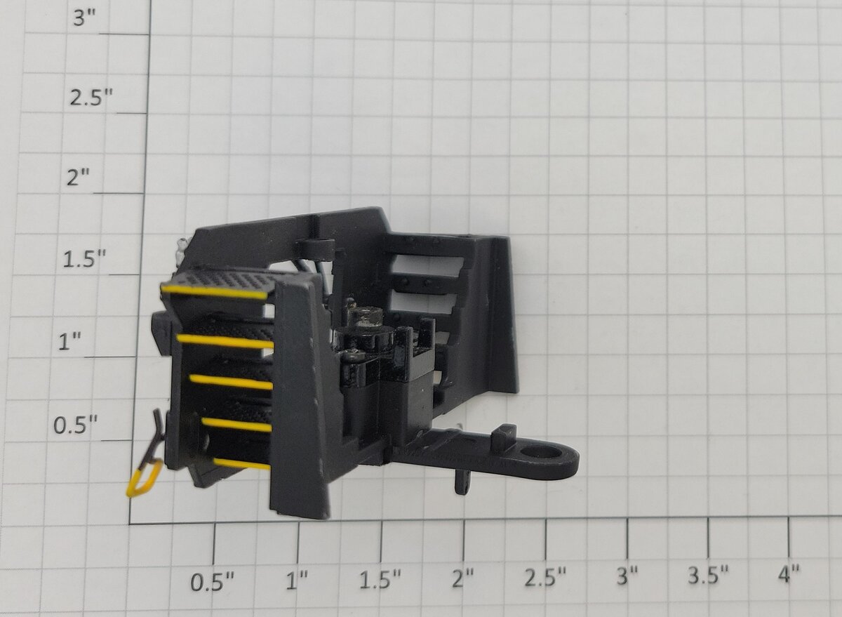 Lionel 38956-652 O Gauge Diecast ES44AC Diesel Loco Black/Yellow Rear Pilot