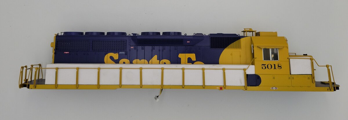 Lionel 84257-2 O Gauge Blue / Yellow Santa Fe SD40 Diesel Locomotive Shell #5018