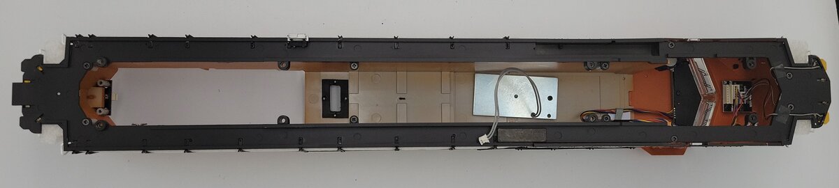 Lionel 82205-2 BNSF 'Golden Swoosh' ES44AC Diesel Locomotive Body Shell #7695