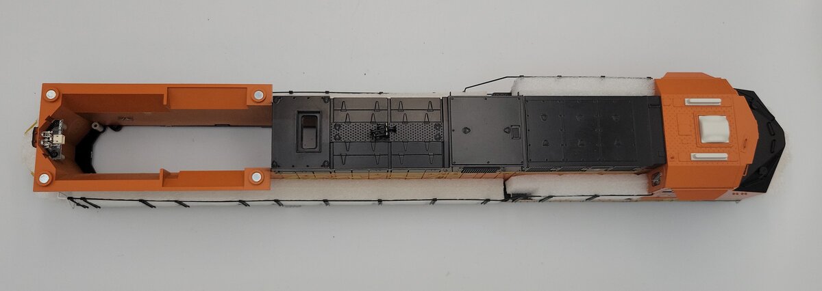 Lionel 82205-2 BNSF 'Golden Swoosh' ES44AC Diesel Locomotive Body Shell #7695