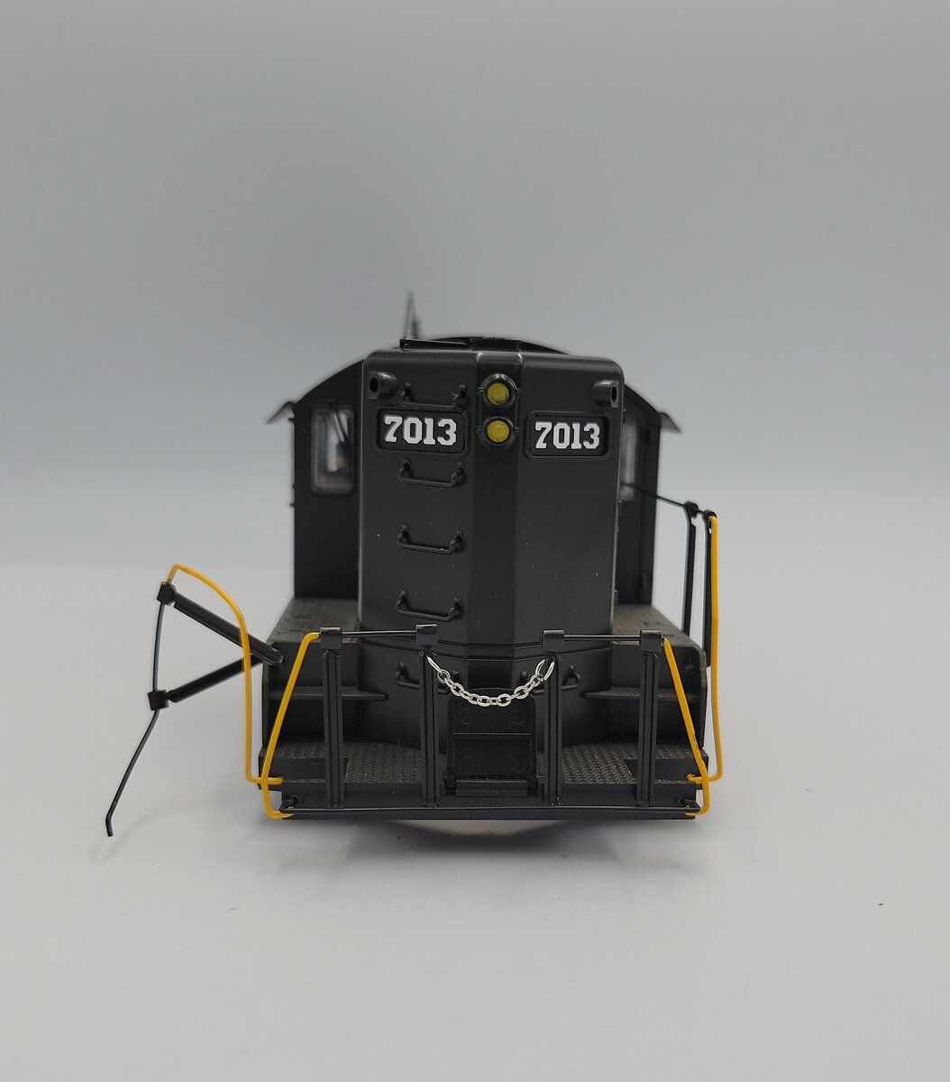 Lionel 2433401-2 Chesapeake & Ohio E8 A Unit Diesel Loco Body Shell #4027