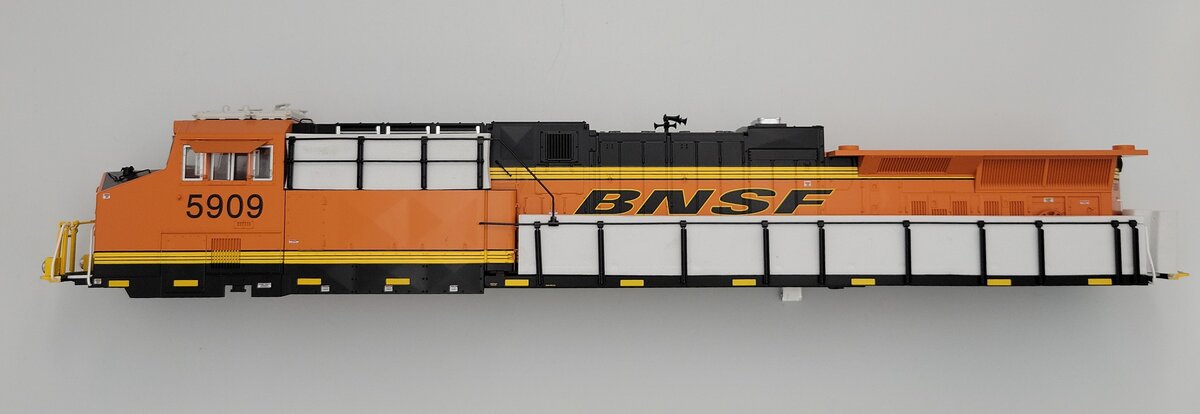 Lionel 2433429-1 BNSF SuperBass ES44AC Diesel Locomotive Body Shell #5909
