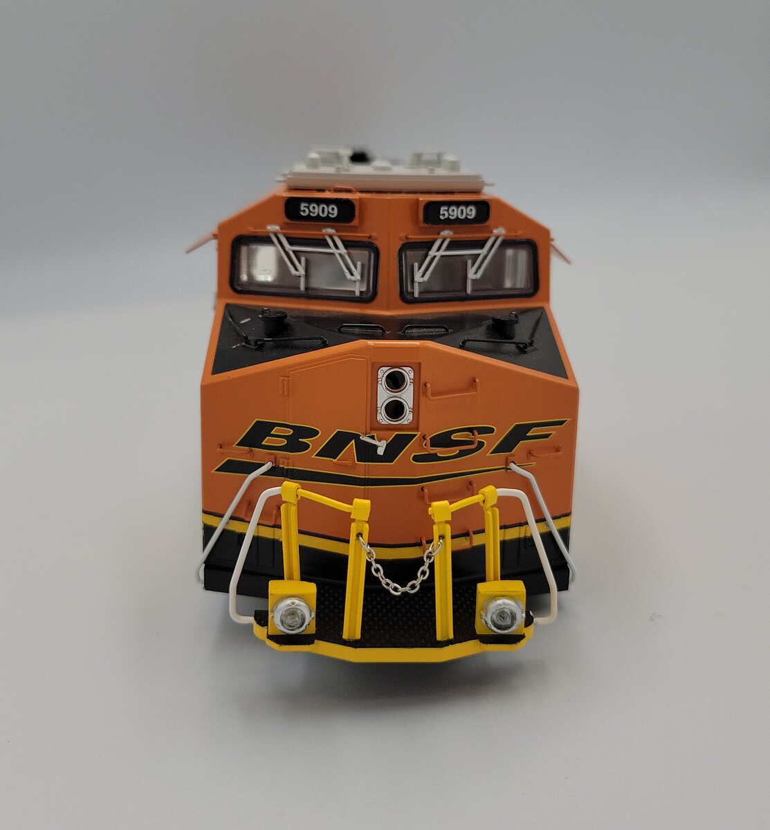 Lionel 2433429-1 BNSF SuperBass ES44AC Diesel Locomotive Body Shell #5909