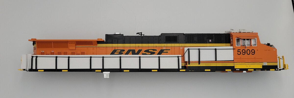 Lionel 2433429-1 BNSF SuperBass ES44AC Diesel Locomotive Body Shell #5909