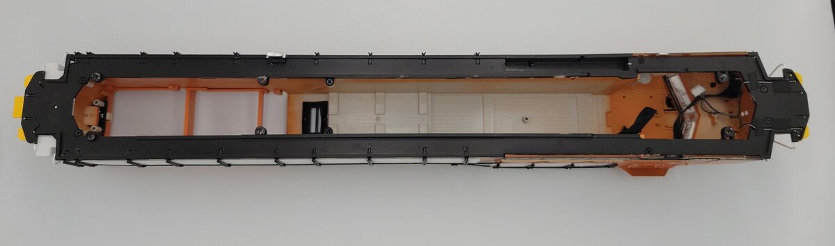Lionel 2433429-1 BNSF SuperBass ES44AC Diesel Locomotive Body Shell #5909