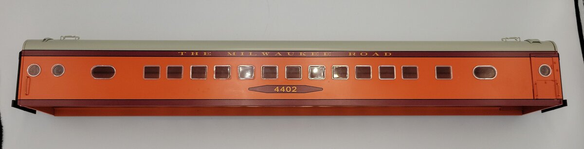 Lionel 4402-1 O Gauge Milwaukee Road Passenger Car Shell with Windows #4402