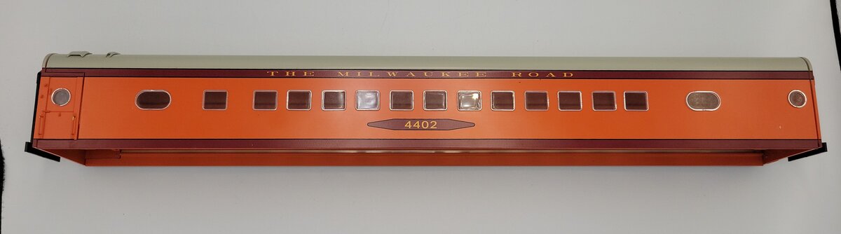Lionel 4402-1 O Gauge Milwaukee Road Passenger Car Shell with Windows #4402