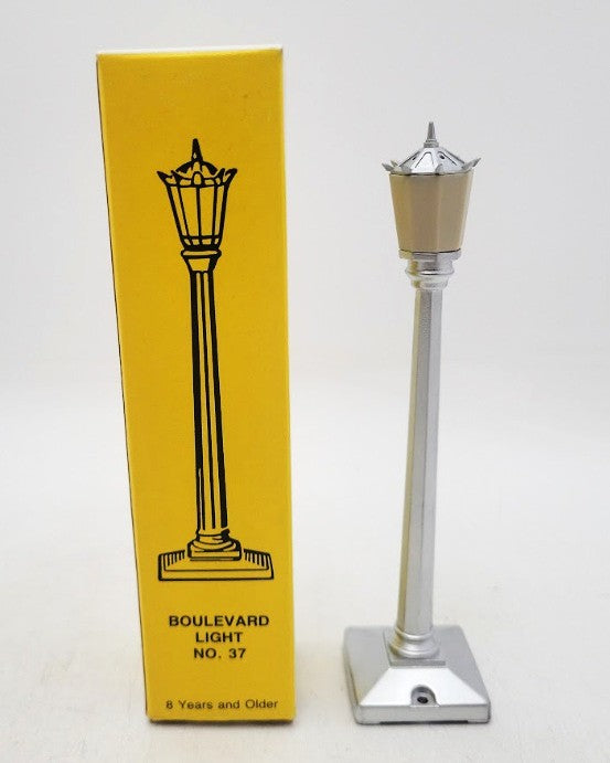 Chicago Line Toy Company  37 O Scale Boullevard Light Silver Street Light