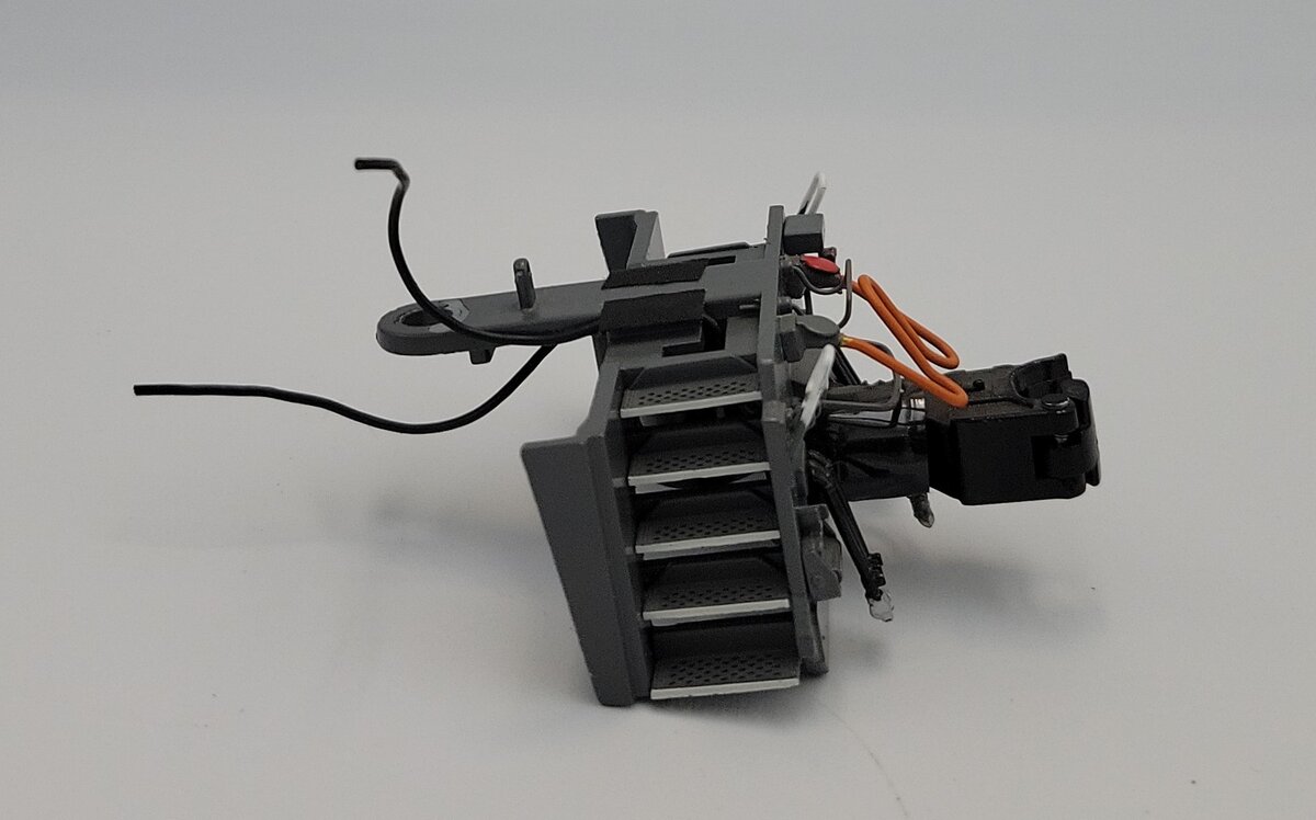 Lionel 28396-652 O Gauge Diecast ES44AC UP Gray Rear Pilot with Coil Coupler
