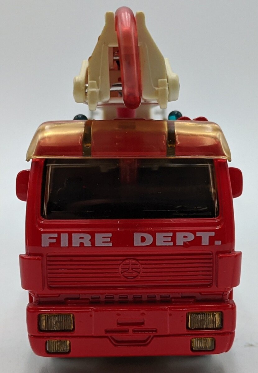 Maisto 21050 Mercedes Fire Truck Dept. No 28 Extendable Fire Hose Squirt Pump
