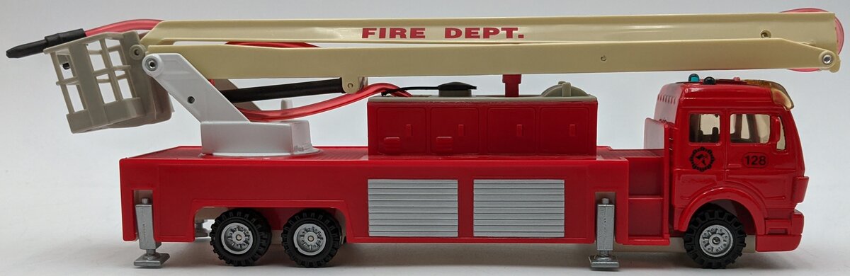 Maisto 21050 Mercedes Fire Truck Dept. No 28 Extendable Fire Hose Squirt Pump