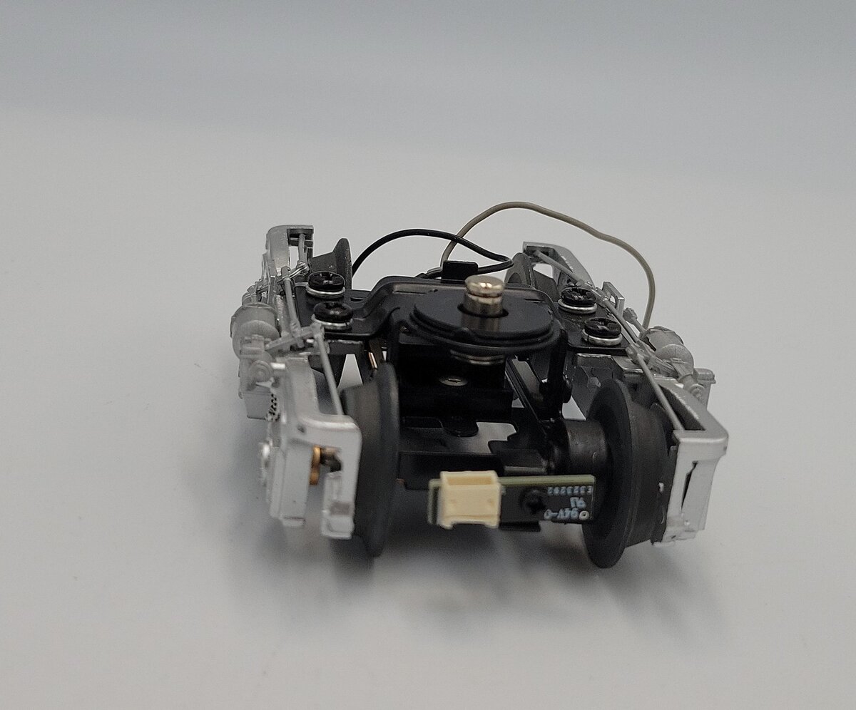 Lionel 15370-50 O Gauge 4-Wheel Silver Passenger Truck w/ Sensor & Collector